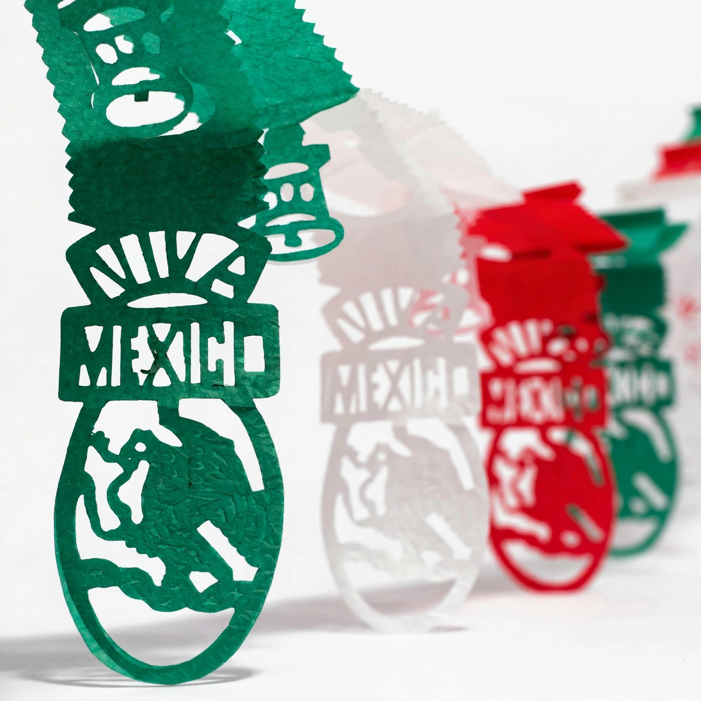 Festón viva México tricolor (papel china) - 10 tiras de 3 metros (30 metros totales)